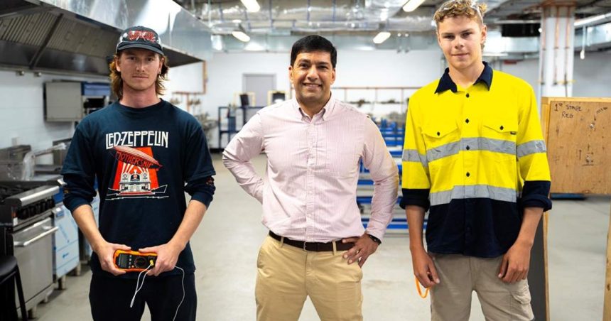 Apprentices receiving cash back for their tools