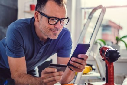 man buying tools online with his credit card