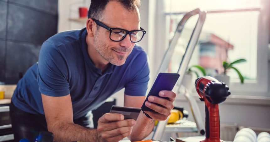 man buying tools online with his credit card