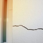 building defect: a crack in the wall of a home