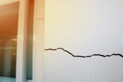 building defect: a crack in the wall of a home