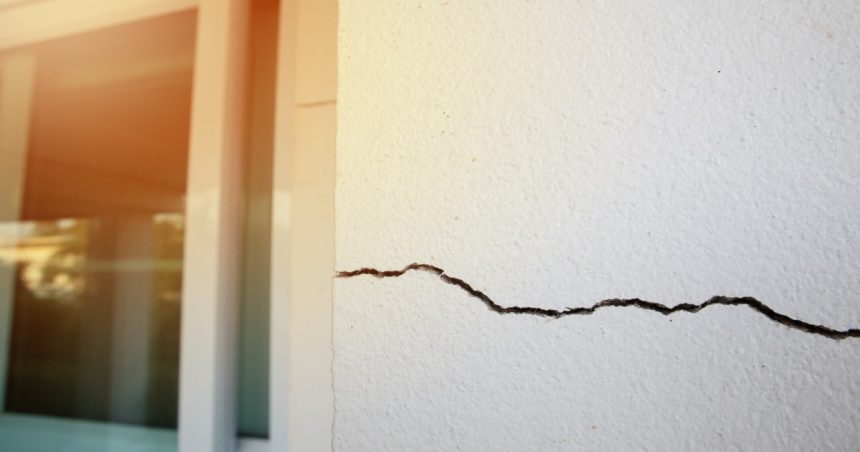 building defect: a crack in the wall of a home